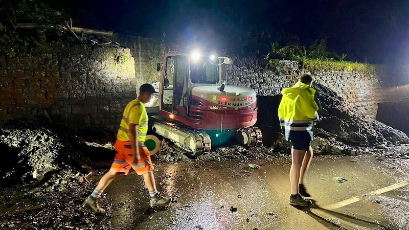 A mudslide displaced the B164. The road had to be closed. (Bild: Markus Tschepp)