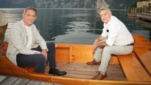 Zwei im selben Boot: ORF-Mann Martin Thür und Vizekanzler Werner Kogler beim „Sommergespräch“ am Traunsee (Bild: ORF / FIRST LOOK/ Roman Zach-Kiesling)