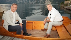 Zwei im selben Boot: ORF-Mann Martin Thür und Vizekanzler Werner Kogler beim „Sommergespräch“ am Traunsee (Bild: ORF / FIRST LOOK/ Roman Zach-Kiesling)