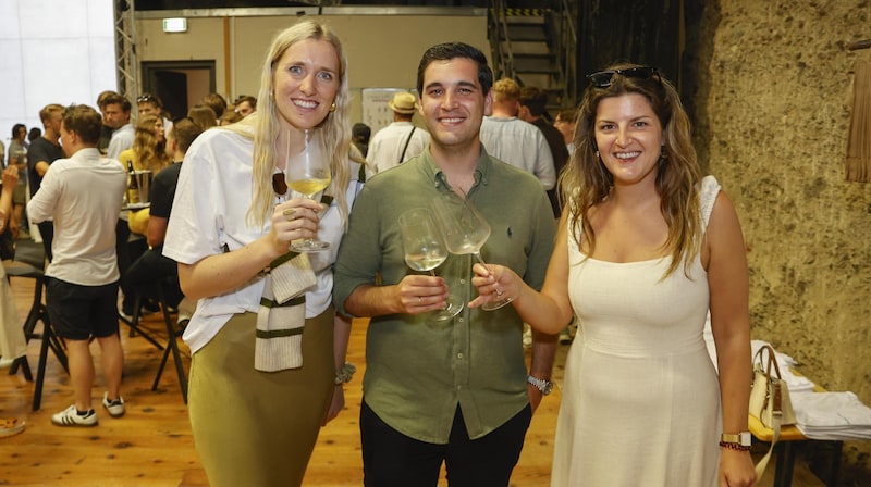 Winemaker Katharina Gessl with sommeliers Mario Onida from Ikarus and Magdalena Gessl from Obauer (from left) (Bild: Tschepp Markus)