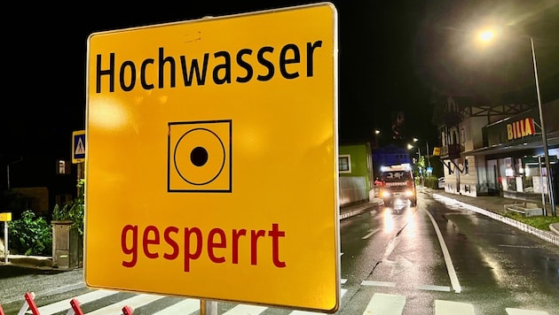 Wegen der Überflutungen musste in Saalfelden Montagabend weiträumig gesperrt werden. (Bild: Markus Tschepp)