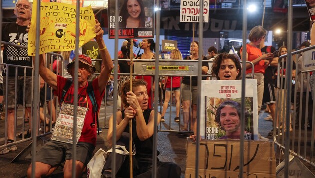 Supporters and relatives of Israelis who have been held hostage by Palestinian militants in the Gaza Strip since October at a rally in Tel Aviv. (Bild: APA/AFP/GIL COHEN-MAGEN)