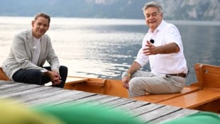 Moderator Martin Thür und Vizekanzler Werner Kogler (Grüne) bei der Aufzeichnung der ORF-„Sommergespräche“ in Traunkirchen am Traunsee. (Bild: APA/BARBARA GINDL)