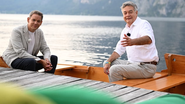 Moderator Martin Thür und Vizekanzler Werner Kogler (Grüne) bei der Aufzeichnung der ORF-„Sommergespräche“ in Traunkirchen am Traunsee. (Bild: APA/BARBARA GINDL)