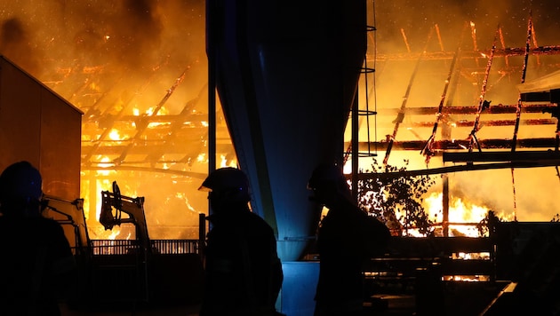 The outbuilding of a farm in Fraham was engulfed by flames during the night (Bild: Matthias Lauber/laumat.at/laumat)