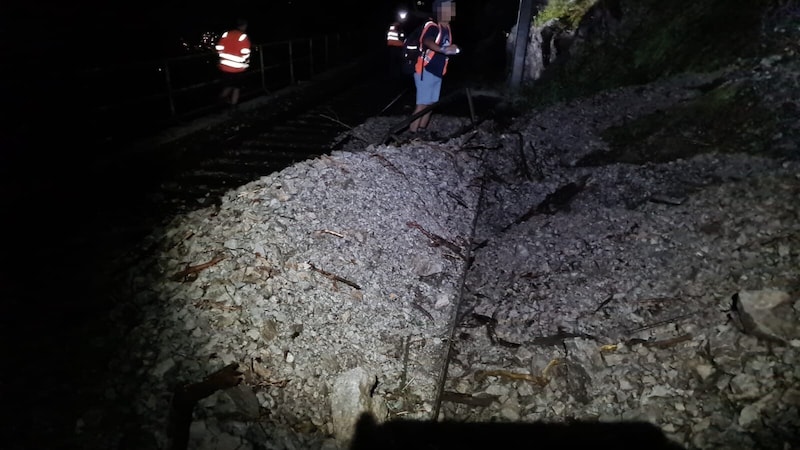 In Tirol strandeten zwei Züge. Einer musste sogar evakuiert werden. (Bild: ÖBB/SAE West, Krone KREATIV)