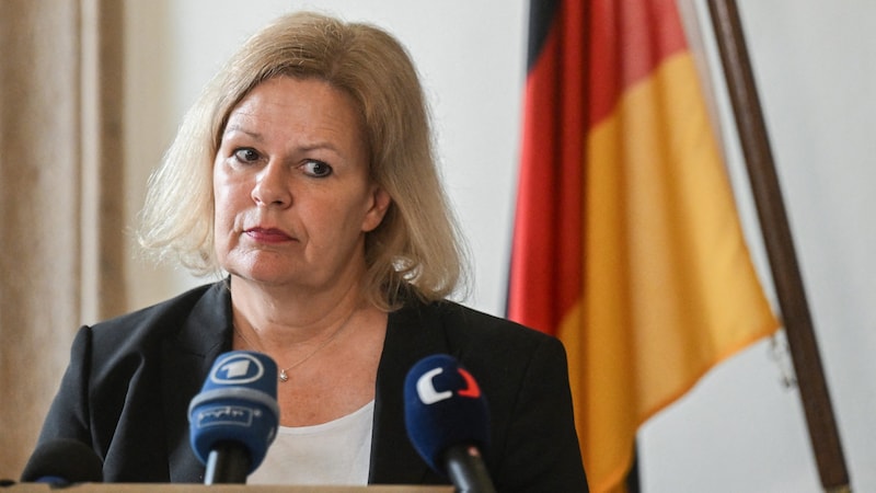 Germany's Interior Minister Nancy Faeser (SPD) already ordered controls at all German borders on Monday and held out the prospect of more refoulements. (Bild: APA/AFP/Michal Cizek)