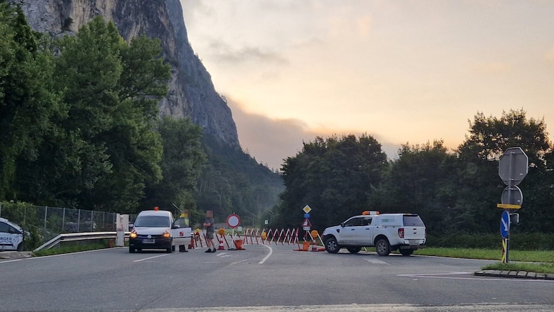 The B171 Tiroler Straße remains closed between Zirl (photo) and Innsbruck. (Bild: Rauth Hubert/Krone KREATIV)