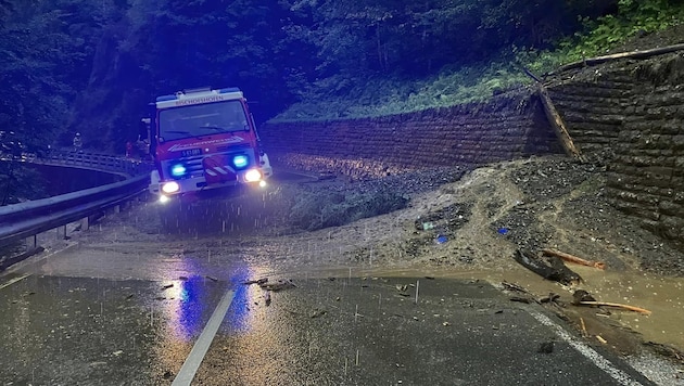 A mudslide occurred on the Hochkönigbundesstraße. (Bild: Freiwillige Feuerwehr Bischofshofen)