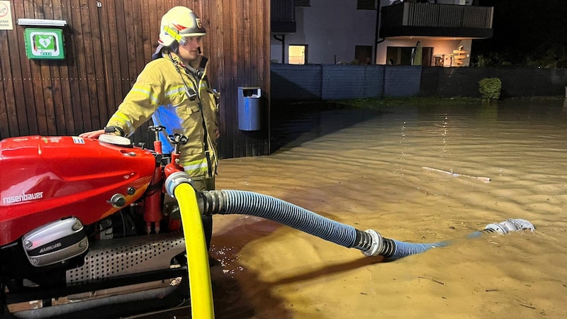 Countless flooded cellars, blocked streams and mudslides were recorded in St. Johann. (Bild: Freiwillige Feuerwehr Bischofshofen)