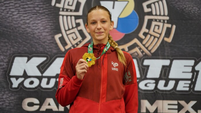 Sarah Kemetinger with the gold medal.