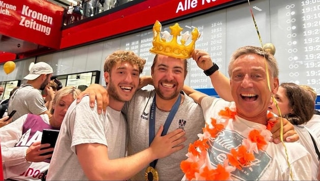 Gold-Held Valentin Bontus wurde von den Fans am Wiener Flughafen gefeiert.  (Bild: zVg.)