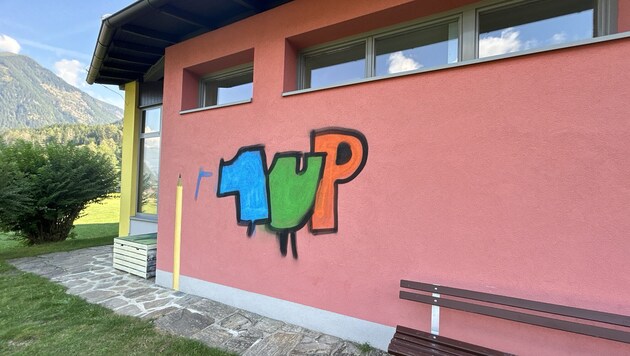 Sowohl die NMS als auch die Volksschule in Obervellach wurden mit Graffiti verunstaltet.  (Bild: LPD Kärnten)