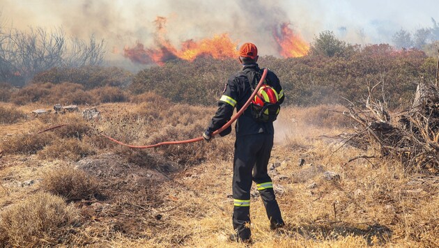 13 people had to be treated in hospitals for respiratory problems and one firefighter was injured. (Bild: AFP)