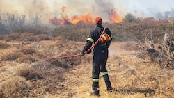 13 Menschen mussten mit Atemwegsbeschwerden in Krankenhäusern behandelt werden, ein Feuerwehrmann wurde verletzt, eine Frau starb in den Flammen. (Bild: AFP)