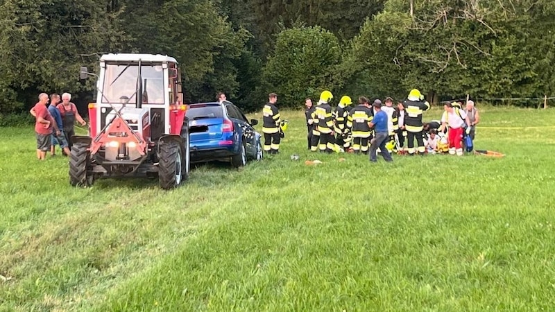 Mit einem Traktor wurde das Wrack geborgen (Bild: FF Semriach)