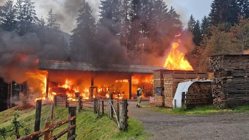 Die Garage am Mühlbacher Sonnberg brannte. (Bild: Feuerwehr Neukirchen am Großvenediger)