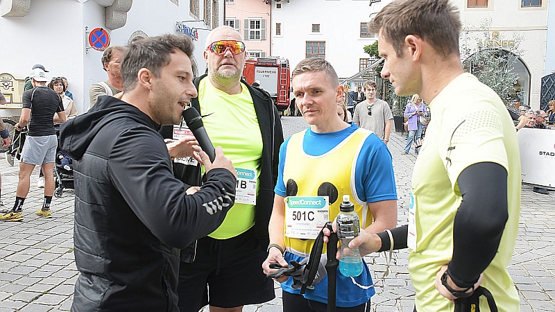 Krone-Moderator Michael Fally mit dem stärksten Mann der Welt Franz Müllner, dem blinden Teilnehmer Patrick Bitzinger und seinem Guide (Bild: sports4everybody/WERC)