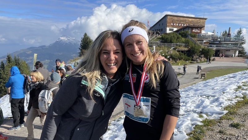 Marathonstar Julia Mayer wird nach Olympia im Oktober wieder auf die Streif kommen und will ihren Bergaufrekord von 2021 verbessern (hier mit Freundin Manuela Kerschbaumer 2021) (Bild: sports4everybody/WERC)