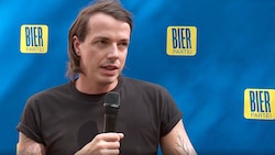 Dominik Wlazny: „Wir schäumen vor Mut!“ (Bild: Screenshot APA-Livestream)