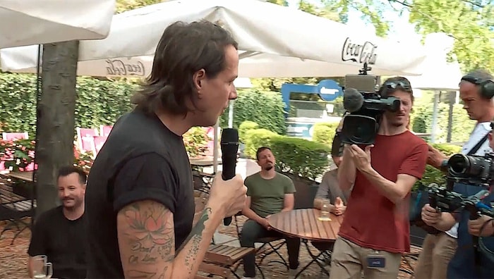 Dominik Wlazny ging von Stammtisch zu Stammtisch, um seine Unterstützer vorzustellen.