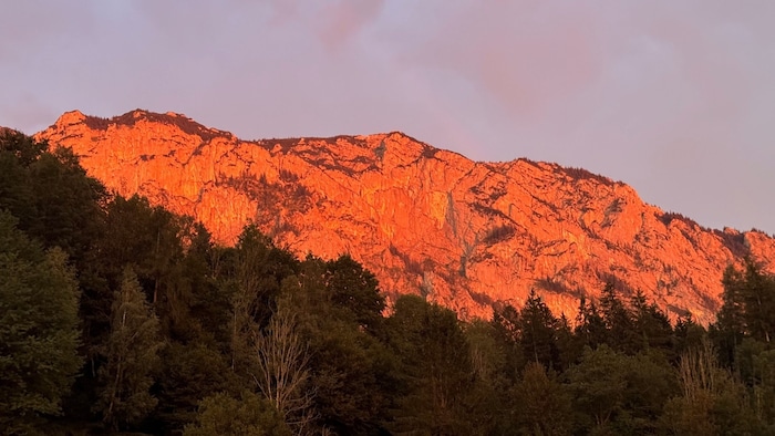 Das Höllengebirge im Salzkammergut leuchtete rot. Die Einheimischen sagen „Alpenglühen“ dazu.