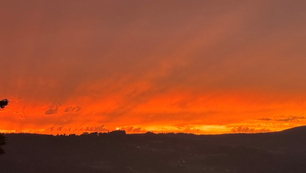 Der Himmel über dem Attersee (Blickrichtung Westen) war rot eingefärbt. (Bild: Loy Robert/Robert Loy)