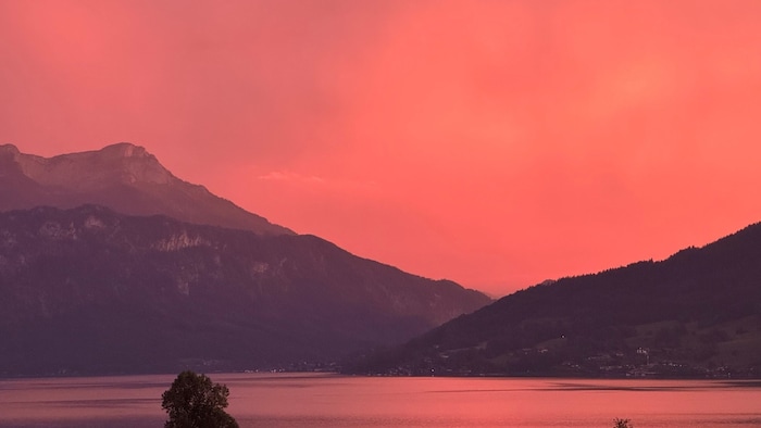 Blick nach Westen nach Unterach am Attersee: vorne der See, dahinter der mächtige Schafberg ...