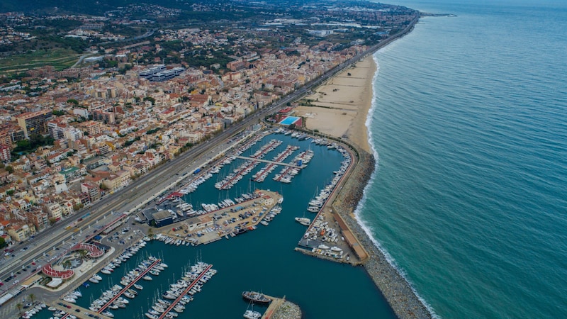 In Katalonien und anderen betroffenen Küstenregionen Spaniens gibt es immer mehr Menschen, die dem Verlust der Strände nicht tatenlos zusehen wollen. In Spanien gibt es vielerorts strengere Bauvorschriften, das Küstengesetz wurde verschärft. Im Bild: Montgat in Barcelona  (Bild: stock.adobe.com/Alex Kiriuchkov - stock.adobe.com)