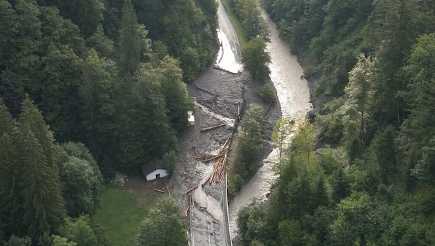 The road was completely flooded. (Bild: Freiwillige Feuerwehr St. Johann)