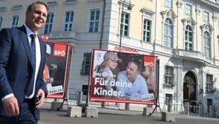 SPÖ-Bundesparteivorsitzender Andreas Babler hat sich anlässlich der Präsentation der ersten Plakatwelle seiner Partei im Nationalratswahlkampf optimistisch gezeigt, ins Bundeskanzleramt einzuziehen. (Bild: APA Pool/APA/HELMUT FOHRINGER)