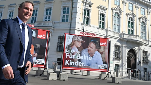 On the occasion of the presentation of his party's first wave of posters in the National Council election campaign, SPÖ Federal Party Chairman Andreas Babler expressed his optimism about moving into the Federal Chancellery. (Bild: APA Pool/APA/HELMUT FOHRINGER)