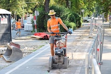 Bauarbeiter haben bei der aktuellen Hitzewelle besonders zu kämpfen.