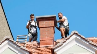 Der Sonne nah: Arbeiten am Dach sind bei über 30 Grad besonders herausfordernd.