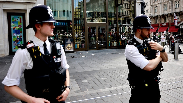 Die Polizei konnte den bewaffneten Mann rasch verhaften. (Bild: APA/AFP/BENJAMIN CREMEL)