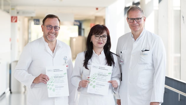 Prim. Dr. Diego Signorello, OÄ Dr. Aigul Salmhofer und Prim. Univ.-Prof. Dr. Wolfgang Eisterer vom Klinikum Klagenfurt.  (Bild: KABEG/Hipp)