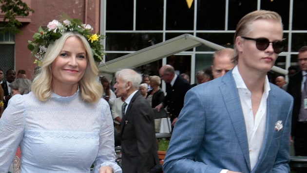 Die norwegische Kronprinzessin Mette-Marit muss sehr stark sein. Die Enthüllungen über ihren ältesten Sohn Marius stürzen nicht nur sie, sondern die ganze norwegische Monarchie in eine Krise. (Bild: APA/AFP/NTB/Lise Åserud)