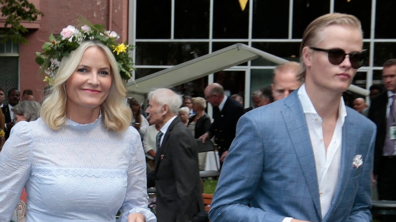 Marius Borg Høiby mit seiner Mutter, Kronprinzessin Mette-Marit  (Bild: APA/AFP/NTB/Lise Åserud)