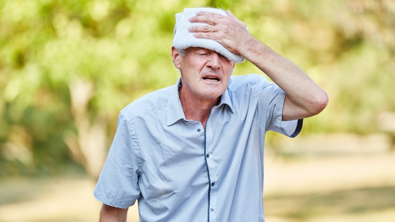 The current heat is affecting many people, especially the elderly. (Bild: stock.adobe.com/© Robert Kneschke)