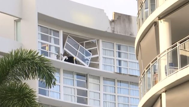 Damage after the helicopter crashed onto the roof of a Hilton hotel in Cairns. (Bild: AFP)