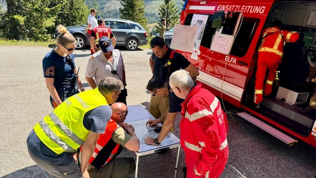 Die Einsatzkräfte bei einer Lagebesprechung. (Bild: Landesfeuerwehrverband Salzburg)