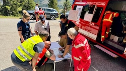 Die Einsatzkräfte bei einer Lagebesprechung. (Bild: Landesfeuerwehrverband Salzburg)