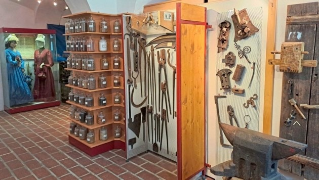 Edle Kleider der Bürgerfrauen, Kräuter für die Destillerie, Werkzeuge und vieles mehr wird im Amthofmuseum in Feldkirchen präsentiert. (Bild: Kogler Christina Natascha/Christina Natascha Kogler)