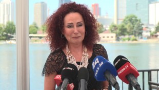 Die Trauer um Richard Lugner ist unermesslich. Beim Termin am Dienstag konnte „Mausi“ Lugner nur ...