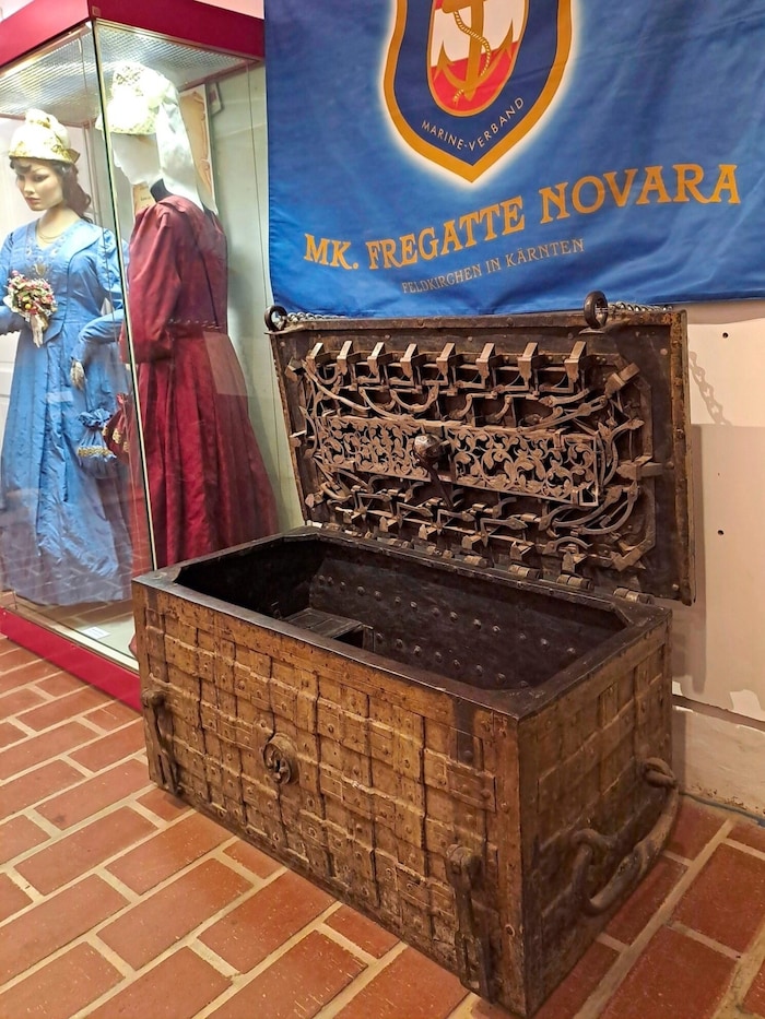 Dokumententruhe aus Eisen – einst im Besitz der Familie Raunikar.