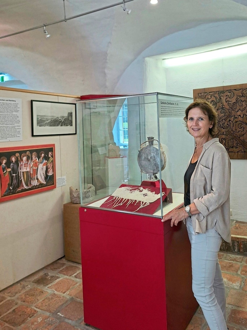 Brigitte Ponta-Zitterer: „Als Stöpsel dient bei dieser Zinnflasche ein Stofffetzen.“ (Bild: Kogler Christina Natascha/Christina Natascha Kogler)