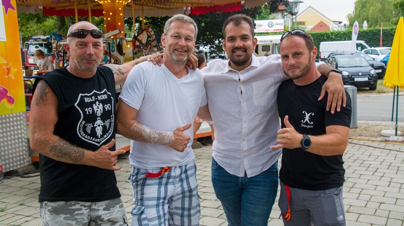 Günther Gratzer, Bernd Steiner, Bürgermeister Kilian Brandstätter und Hans-Peter Waba. Die drei Golser Bauhofmitarbeiter haben sich ihr Gols-Herz schon geholt.  (Bild: Charlotte Titz)