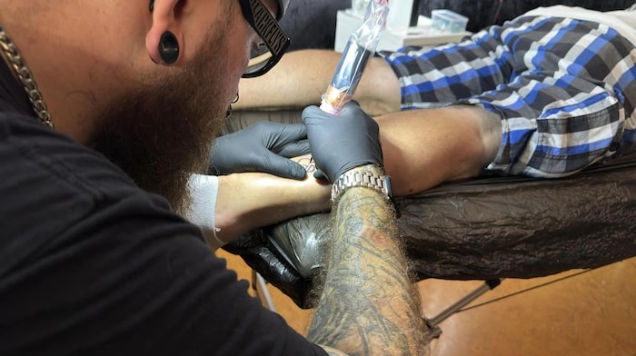 Acy bringt das Herzchen unter die Haut. Morgen kann man bei ihm den ganzen Tag ohne Termin vorbeischauen und sich ein kleines Tattoo stechen lassen. 