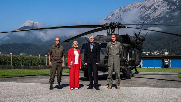 Verteidigungsministerin Tanner besuchte mit Immobiliendirektor Johannes Sailer (2.v.r.) Tirol. (Bild: BMLV / Hansjörg Raggl)