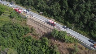 Nach der Hangsicherung wurde die Straße mittels Stahlbetonrandbalken abgesichert. (Bild: Land Tirol)